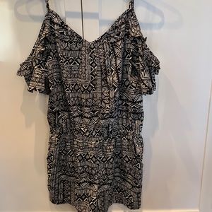 Like new romper - B/W Patterned